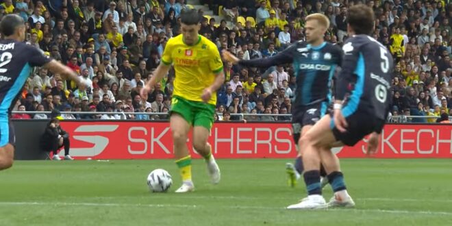 Matthis Abline en action avec le FC Nantes.