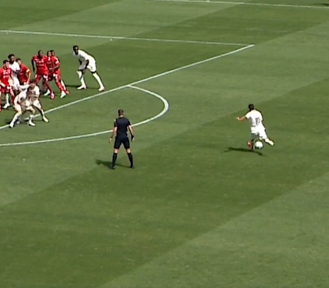 VIDEO, Ligue 2 : Le premier but de Téji Savanier avec Metz sur coup-franc direct